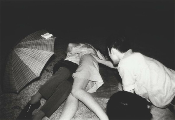 Η αλλόκοτη κοινότητα των ηδονοβλεψιών, στο Τόκιο των 70s.