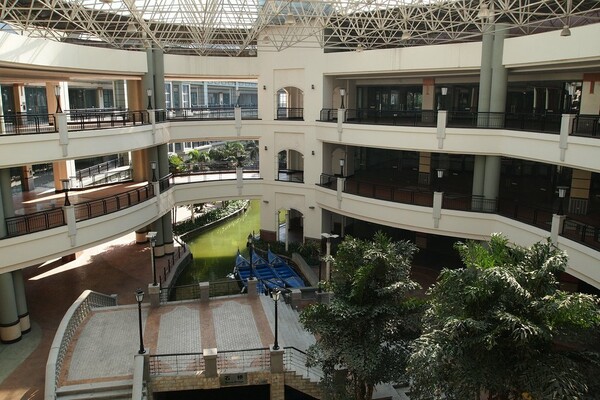 To γιγαντιαίο, άδειο South China Mall