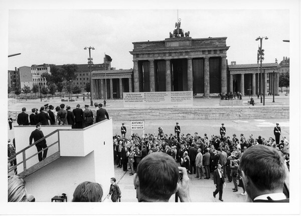 13 ιστορικές φωτογραφίες από το ταξίδι του Κένεντι στο Βερολίνο