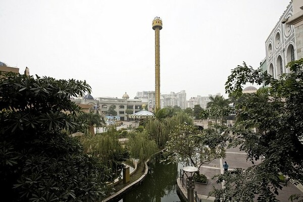 To γιγαντιαίο, άδειο South China Mall