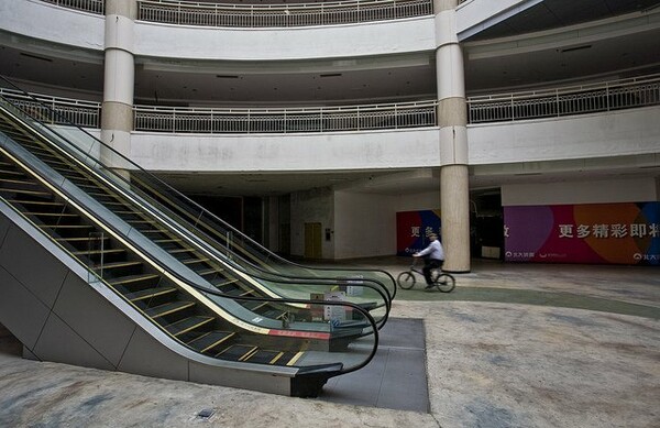 To γιγαντιαίο, άδειο South China Mall