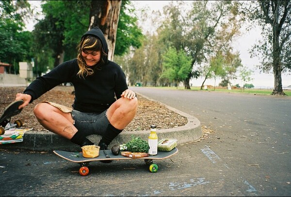 O Alexander Miranda φωτογραφίζει φίλους να κάνουν skate στην αυλή του και διάφορα άλλα τέλεια πράγματα.