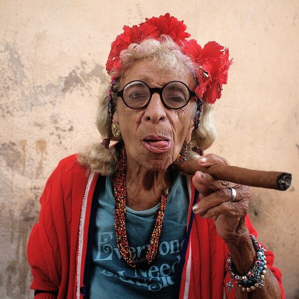 Η Graciela και το πούρο της