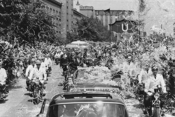 13 ιστορικές φωτογραφίες από το ταξίδι του Κένεντι στο Βερολίνο