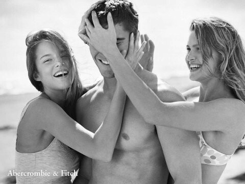 Γιατί η Abercrombie & Fitch απεχθάνεται τα μαύρα ρούχα;