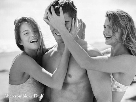 Γιατί η Abercrombie & Fitch απεχθάνεται τα μαύρα ρούχα;