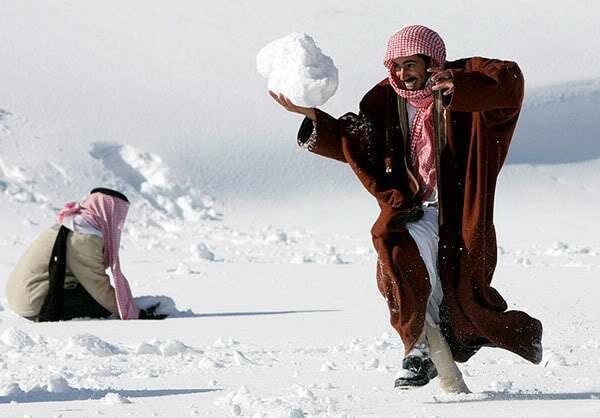 Σαουδάραβας παίζει στο χιόνι!