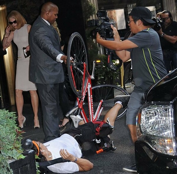 Η Νικόλ Κίντμαν έπεσε μετά από σύγκρουση με παπαράτσι-ποδηλάτη