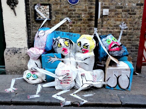 Σωροί από σκουπίδια στο Λονδίνο μεταμορφώνονται σε έργα τέχνης.