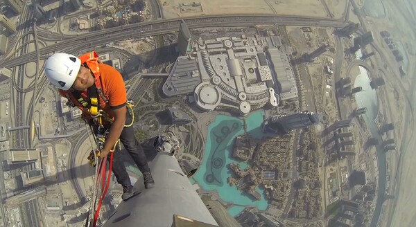 Ο φωτογράφος του National Geographic Joe McNally σκαρφάλωσε στο ψηλότερο κτήριο του κόσμου