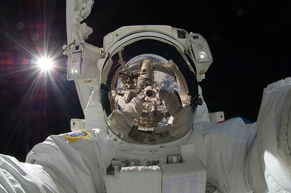 Η selfie ενός αστροναύτη και το μήνυμα που στέλνει στον ψηφιακό κόσμο