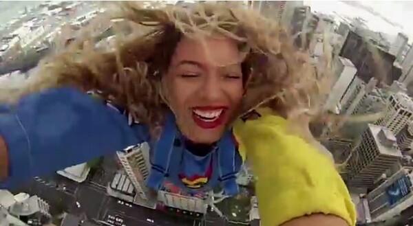 H Beyoncé κάνει sky jump [video]