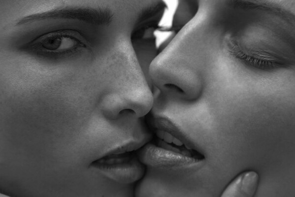 Cornelie Tollens: Sex, γκλάμουρ και χιούμορ 