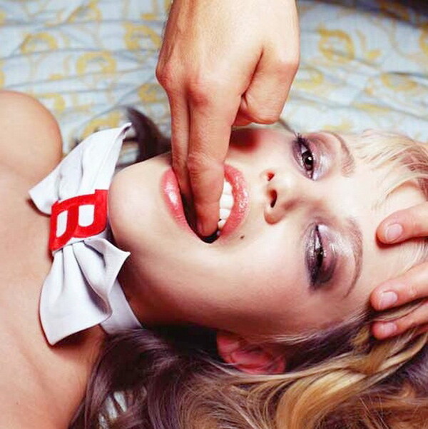 Cornelie Tollens: Sex, γκλάμουρ και χιούμορ 