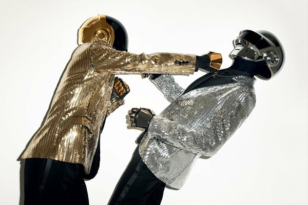 Oι Daft Punk αγκαλιά με τη Gisele