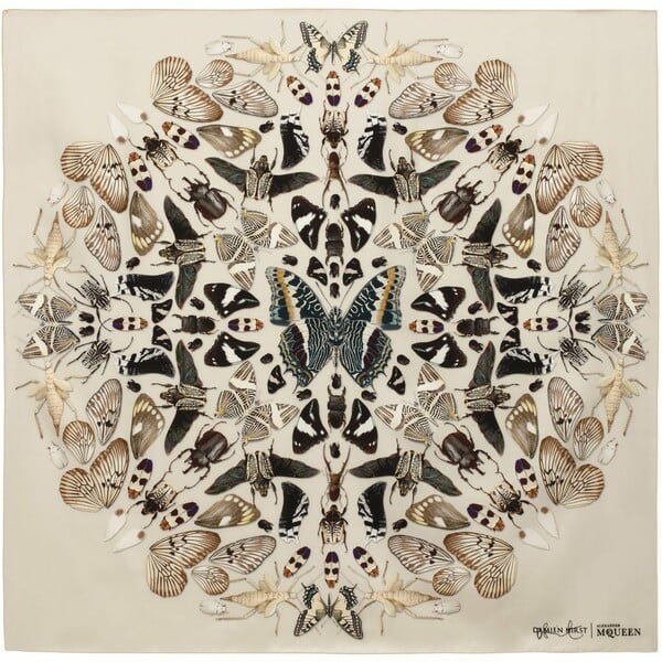 Τώρα και φουλάρια Damien Hirst!