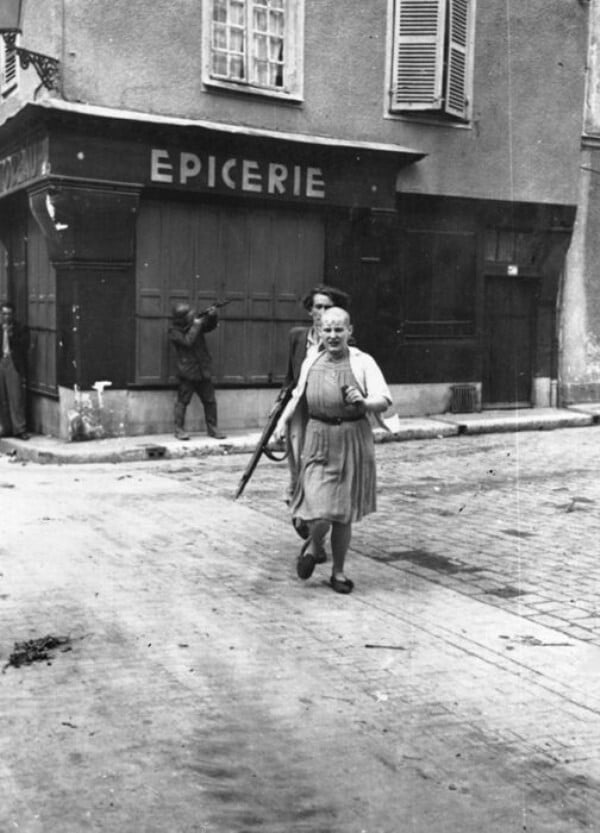 Η τιμωρία των γυναικών που «κοιμόντουσαν με τον εχθρό», μετά το τέλος του Β’ Παγκόσμιου