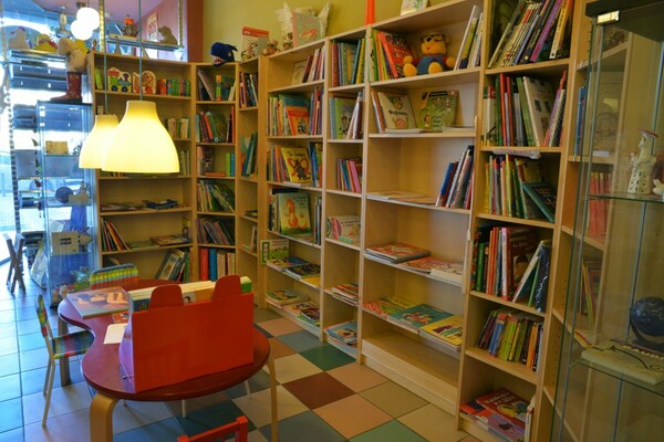 Βιβλιοπωλείο Πυξίδα: Support Your Local Bookstore