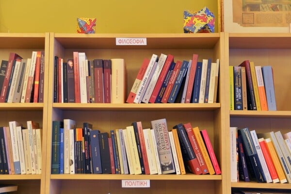 Βιβλιοπωλείο Πυξίδα: Support Your Local Bookstore
