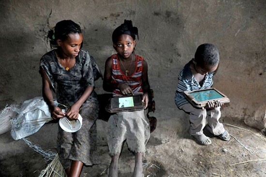 Όταν τα αναλφάβητα παιδιά της Αιθιοπίας συναντούν για πρώτη φορά tablets 