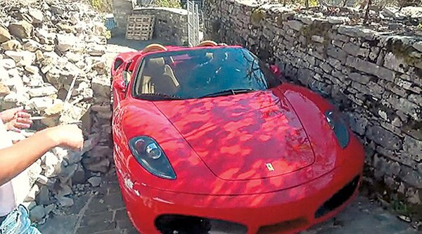 Η πιο wtf βόλτα στα Ζαγοροχώρια έγινε με κόκκινη Ferrari! 