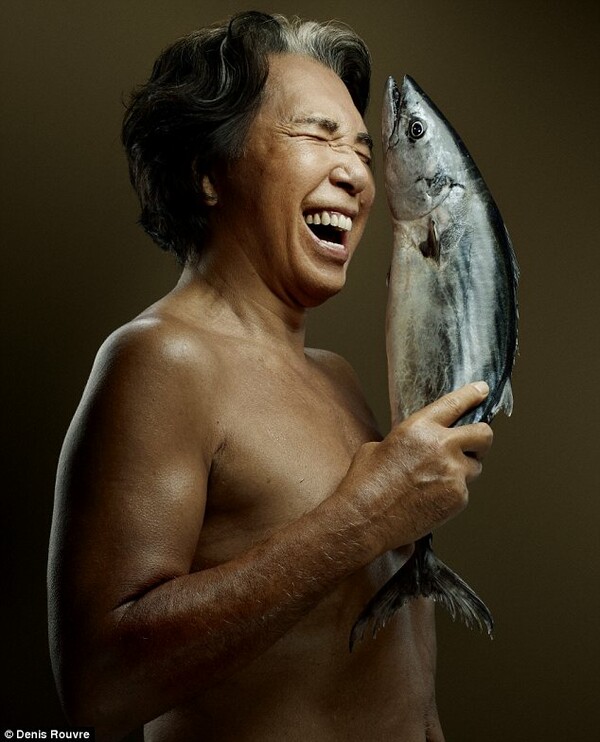 Διάσημοι σταρ φωτογραφίζονται γυμνοί για το project Fish Love