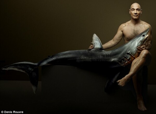Διάσημοι σταρ φωτογραφίζονται γυμνοί για το project Fish Love