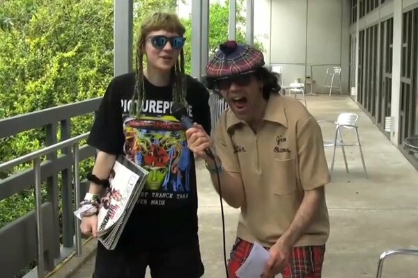 Nardwuar: Οι ιδιοφυείς συνεντεύξεις του αλλόκοτου αυτού Καναδού..
