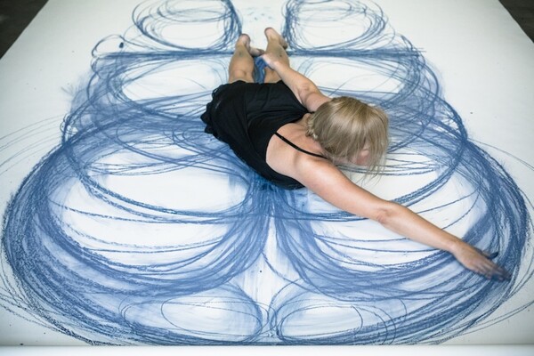 Η Heather Hansen ζωγραφίζει χορεύοντας - κυριολεκτικά!
