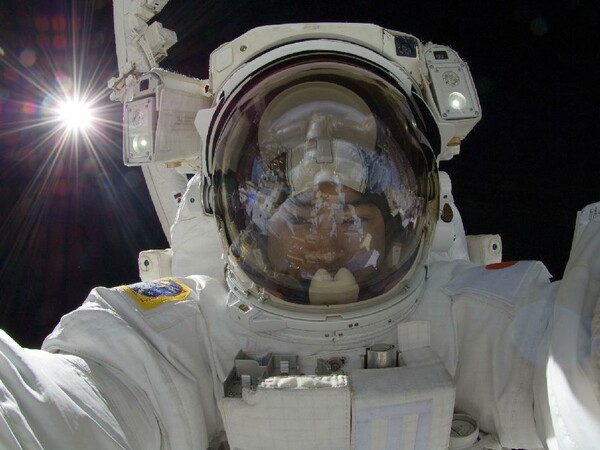 Η selfie ενός αστροναύτη και το μήνυμα που στέλνει στον ψηφιακό κόσμο