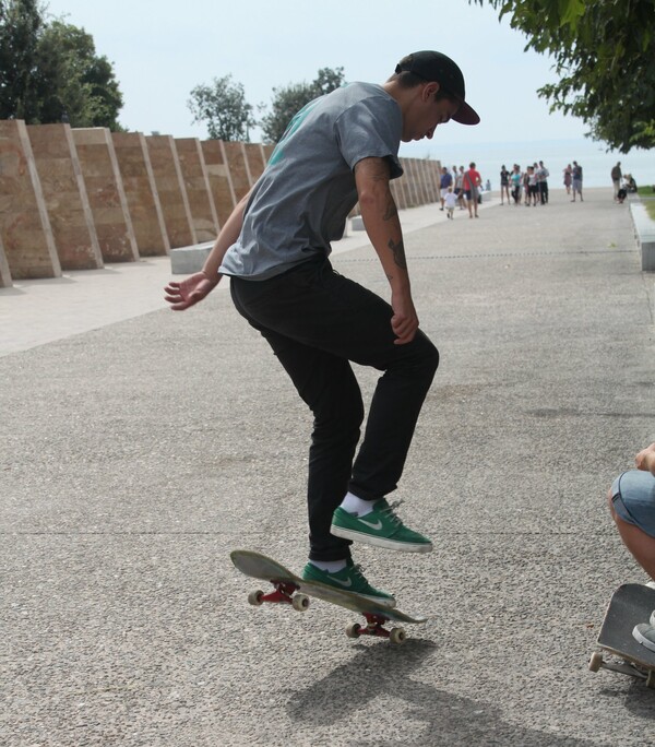 Δύο μέρες με τρεις skaters του Aitsch Crew.