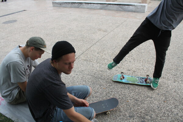 Δύο μέρες με τρεις skaters του Aitsch Crew.