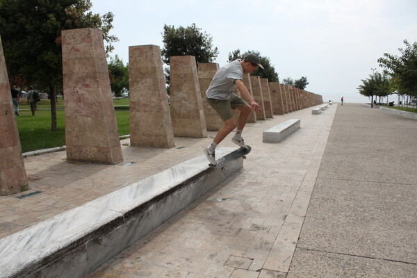 Δύο μέρες με τρεις skaters του Aitsch Crew.