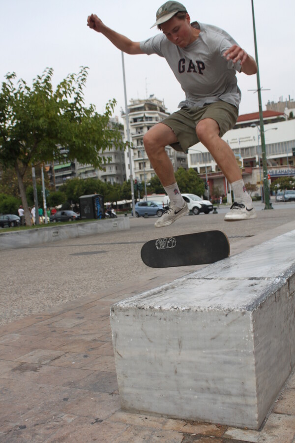 Δύο μέρες με τρεις skaters του Aitsch Crew.