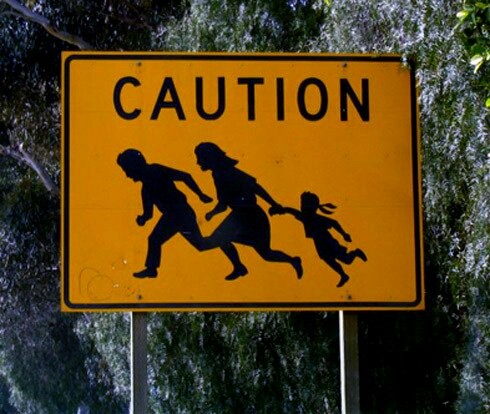 ‘Προσοχή, μετανάστες διασχίζουν το δρόμο’