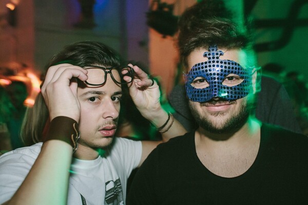 Παρασκευή βράδυ στο Skins Vol. 2