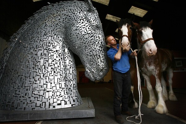 Δυο αγέρωχα άλογα 30 μέτρων στο ορίζοντα της Σκωτίας