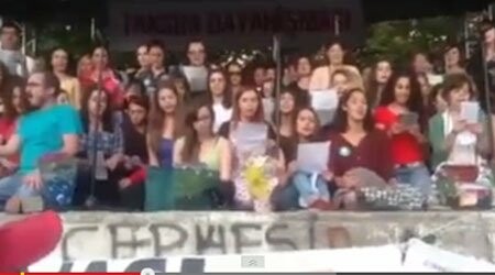 Τούρκοι διαδηλωτές τραγουδούν επαναστατικό τραγούδι από τους «Άθλιους»