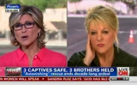 Παρουσιάστριες του CNN προσποιούνται ότι μιλάνε με δορυφορική σύνδεση