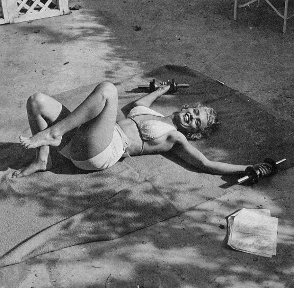 Η Marilyn Monroe κάνει γυμναστική