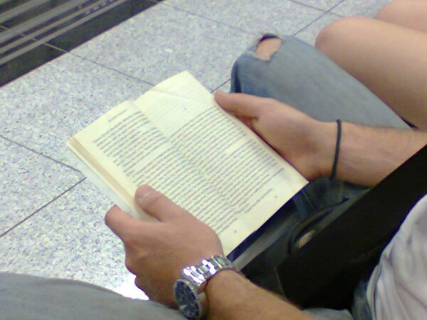 Τι διαβάζουν οι Αθηναίοι στο μετρό και το λεωφορείο;