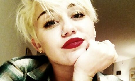 To νέο βίντεο της Miley Cyrus λέει ότι οι νέες γυναίκες πρέπει να είναι σεξουαλικά διαθέσιμες
