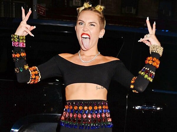 Το κοινό του Time ψηφίζει Miley δαγκωτό