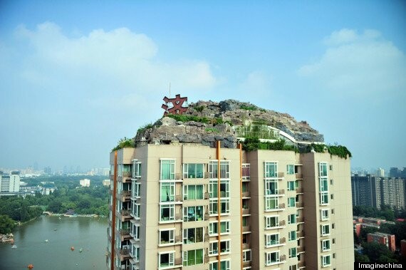 Κινέζος έχτισε ολόκληρο βουνό στην ταράτσα της πολυκατοικίας του