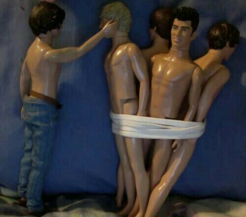 Οι φανς των One Direction αγόρασαν τις κούκλες τους και τους άλλαξαν τα φώτα