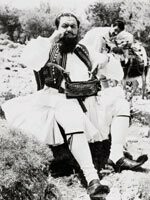 Αυτός είναι ο Μάνος Χατζιδάκις στο ρόλο του λήσταρχου Μαρμπούλα