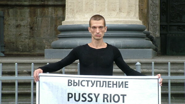 ΑΠΟΚΛΕΙΣΤΙΚΟ: O Ρώσος ακτιβιστής που κάρφωσε τους όρχεις του στην Κόκκινη Πλατεία μιλάει στη LIFO