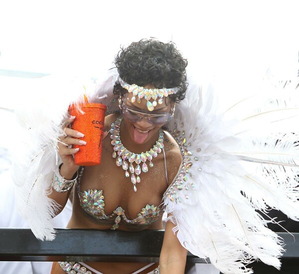 Οι καλοκαιρινές διακοπές της Rihanna στα Μπαρμπέιντος