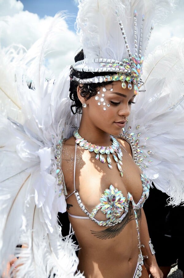 Οι καλοκαιρινές διακοπές της Rihanna στα Μπαρμπέιντος