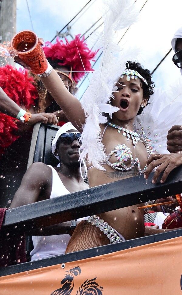 Οι καλοκαιρινές διακοπές της Rihanna στα Μπαρμπέιντος